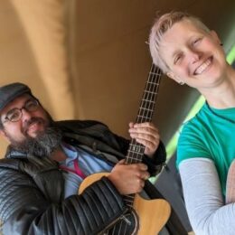 Pfarrer Holger Biehn und Simone Möhring mit Gitarren am Himmelszelt