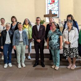 Kirchenchor Hettenhausen mit Pfarrer Jonas Betz in der Kirche Oberaula