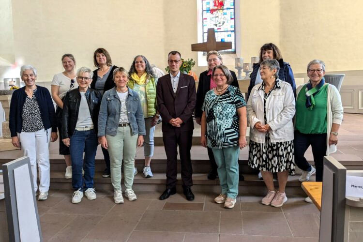 Kirchenchor Hettenhausen mit Pfarrer Jonas Betz in der Kirche Oberaula